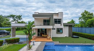 A TROPICAL RESIDENCE DESIGNED FOR LIVING AND ENJOYING, NEAR TO PARRITA – 1.12 ACRES
