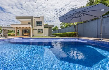 A TROPICAL RESIDENCE DESIGNED FOR LIVING AND ENJOYING, NEAR TO PARRITA – 1.12 ACRES