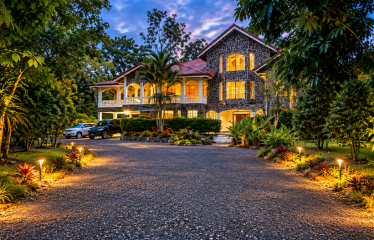 TWO-STORY FAMILY RESIDENCE WITH POOL AND EXPANSIVE GARDENS, IN PÉREZ ZELEDÓN – 4.58 ACRES