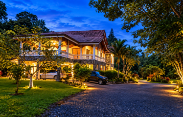 TWO-STORY FAMILY RESIDENCE WITH POOL AND EXPANSIVE GARDENS, IN PÉREZ ZELEDÓN – 4.58 ACRES