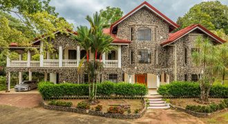 TWO-STORY FAMILY RESIDENCE WITH POOL AND EXPANSIVE GARDENS, IN PÉREZ ZELEDÓN – 4.58 ACRES