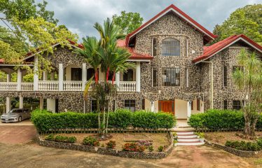 TWO-STORY FAMILY RESIDENCE WITH POOL AND EXPANSIVE GARDENS, IN PÉREZ ZELEDÓN – 4.58 ACRES