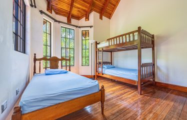 TWO-STORY FAMILY RESIDENCE WITH POOL AND EXPANSIVE GARDENS, IN PÉREZ ZELEDÓN – 4.58 ACRES