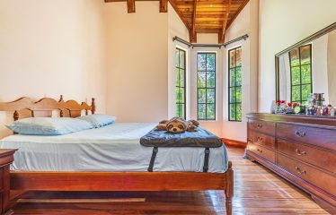 TWO-STORY FAMILY RESIDENCE WITH POOL AND EXPANSIVE GARDENS, IN PÉREZ ZELEDÓN – 4.58 ACRES