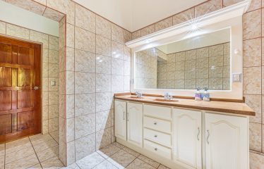 TWO-STORY FAMILY RESIDENCE WITH POOL AND EXPANSIVE GARDENS, IN PÉREZ ZELEDÓN – 4.58 ACRES