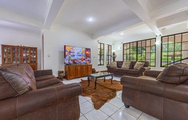 TWO-STORY FAMILY RESIDENCE WITH POOL AND EXPANSIVE GARDENS, IN PÉREZ ZELEDÓN – 4.58 ACRES