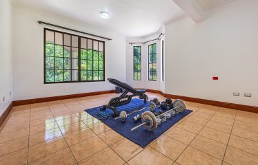 TWO-STORY FAMILY RESIDENCE WITH POOL AND EXPANSIVE GARDENS, IN PÉREZ ZELEDÓN – 4.58 ACRES