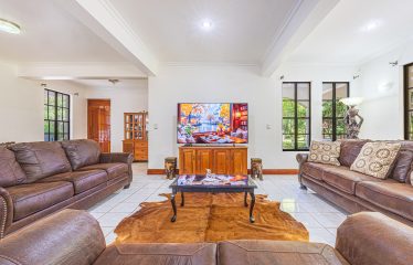 TWO-STORY FAMILY RESIDENCE WITH POOL AND EXPANSIVE GARDENS, IN PÉREZ ZELEDÓN – 4.58 ACRES