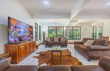 TWO-STORY FAMILY RESIDENCE WITH POOL AND EXPANSIVE GARDENS, IN PÉREZ ZELEDÓN – 4.58 ACRES