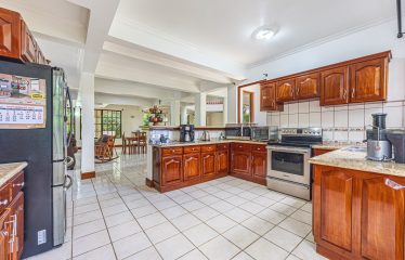 TWO-STORY FAMILY RESIDENCE WITH POOL AND EXPANSIVE GARDENS, IN PÉREZ ZELEDÓN – 4.58 ACRES
