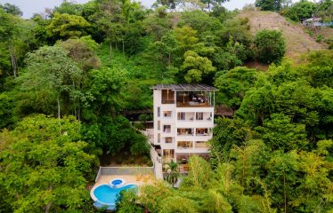 VILLA CAIMITO: EXCLUSIVE 9-BEDROOM PROPERTY WITH PACIFIC VIEWS, IN MANUEL ANTONIO