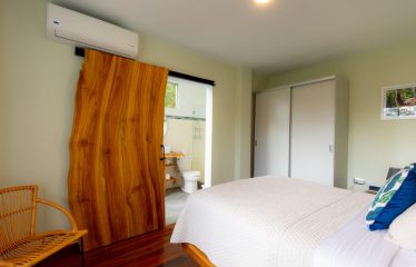 VILLA CAIMITO: EXCLUSIVE 9-BEDROOM PROPERTY WITH PACIFIC VIEWS, IN MANUEL ANTONIO
