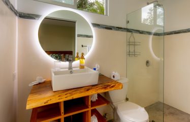 VILLA CAIMITO: EXCLUSIVE 9-BEDROOM PROPERTY WITH PACIFIC VIEWS, IN MANUEL ANTONIO