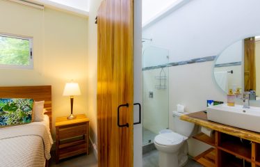 VILLA CAIMITO: EXCLUSIVE 9-BEDROOM PROPERTY WITH PACIFIC VIEWS, IN MANUEL ANTONIO