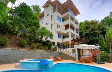 VILLA CAIMITO: EXCLUSIVE 9-BEDROOM PROPERTY WITH PACIFIC VIEWS, IN MANUEL ANTONIO
