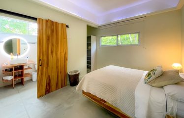 VILLA CAIMITO: EXCLUSIVE 9-BEDROOM PROPERTY WITH PACIFIC VIEWS, IN MANUEL ANTONIO