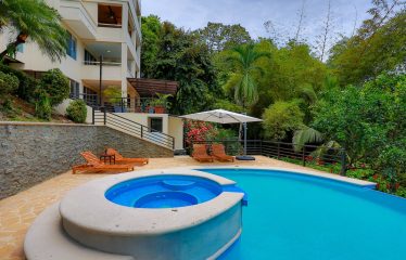 VILLA CAIMITO: EXCLUSIVE 9-BEDROOM PROPERTY WITH PACIFIC VIEWS, IN MANUEL ANTONIO