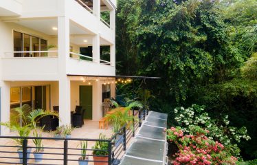 VILLA CAIMITO: EXCLUSIVE 9-BEDROOM PROPERTY WITH PACIFIC VIEWS, IN MANUEL ANTONIO