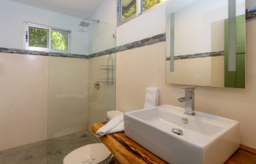 VILLA CAIMITO: EXCLUSIVE 9-BEDROOM PROPERTY WITH PACIFIC VIEWS, IN MANUEL ANTONIO