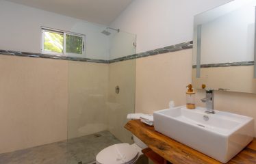 VILLA CAIMITO: EXCLUSIVE 9-BEDROOM PROPERTY WITH PACIFIC VIEWS, IN MANUEL ANTONIO