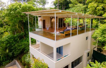 VILLA CAIMITO: EXCLUSIVE 9-BEDROOM PROPERTY WITH PACIFIC VIEWS, IN MANUEL ANTONIO