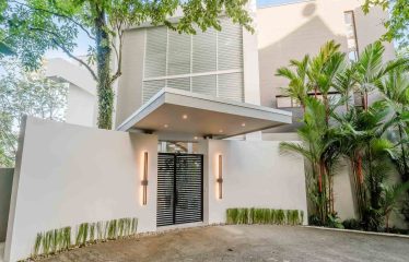 LUXURY VILLA WITH GUEST HOUSE AND HIGH RENTAL POTENTIAL, IN TULEMAR MANUEL ANTONIO